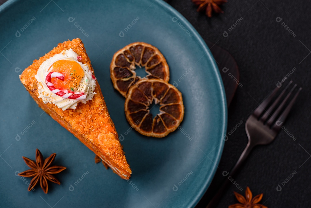 A imagem mostra uma fatia de cheesecake ou um bolo similar, decorado com frutas secas