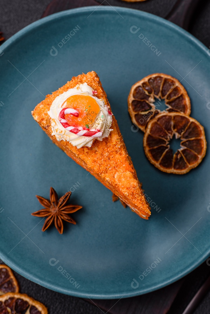 A imagem mostra uma fatia de cheesecake ou um bolo similar, decorado com frutas secas