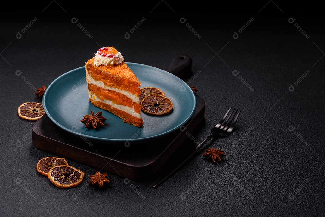 A imagem mostra uma fatia de cheesecake ou um bolo similar, decorado com frutas secas