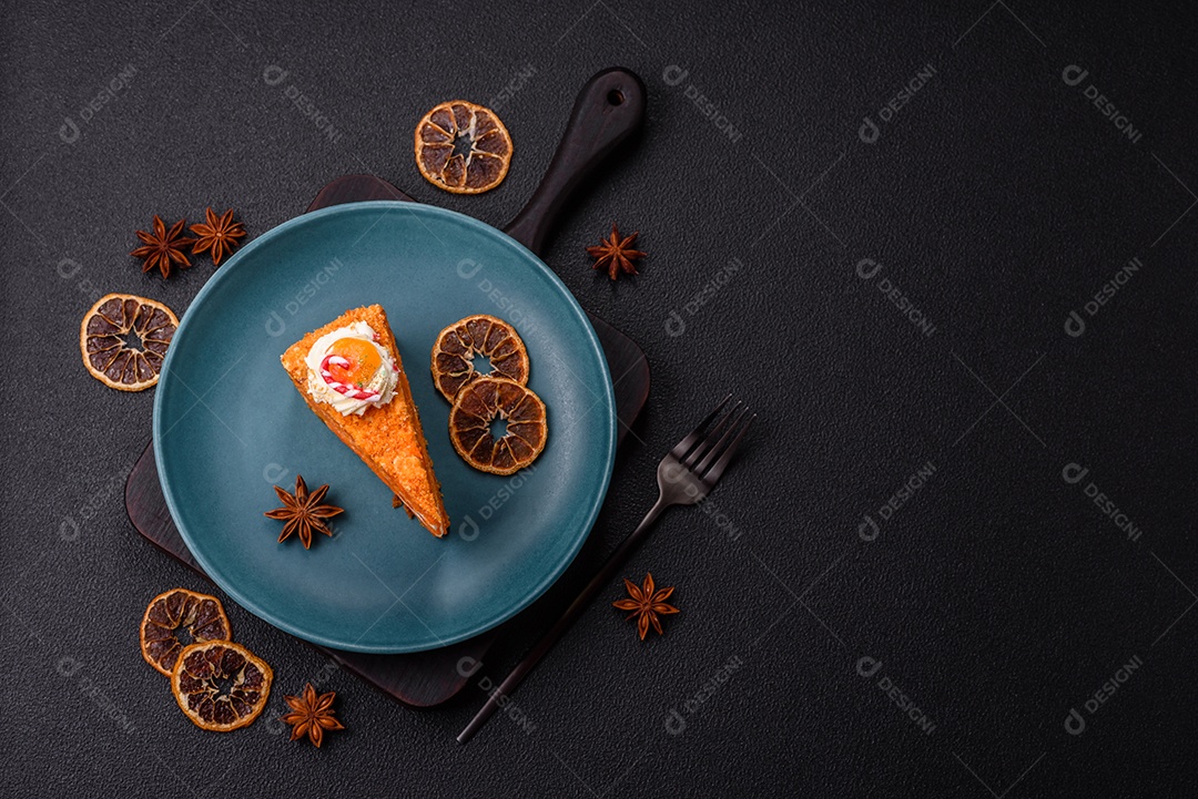 A imagem mostra uma fatia de torta de queijo (cheesecake), decorada com frutas