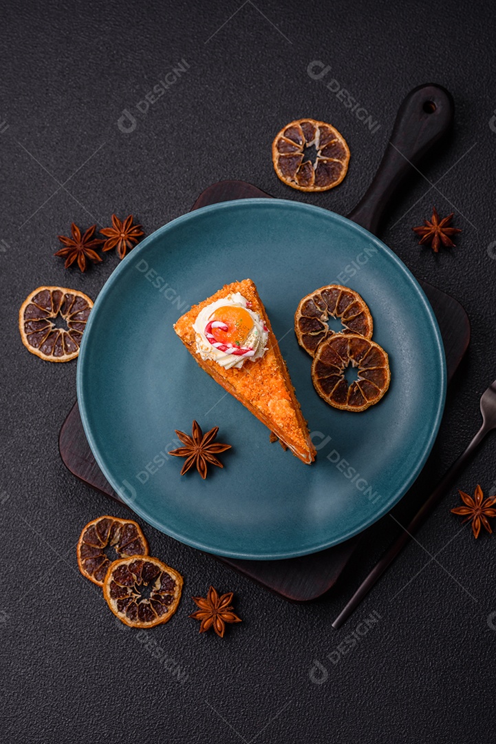 A imagem mostra uma fatia de torta de queijo (cheesecake), decorada com frutas
