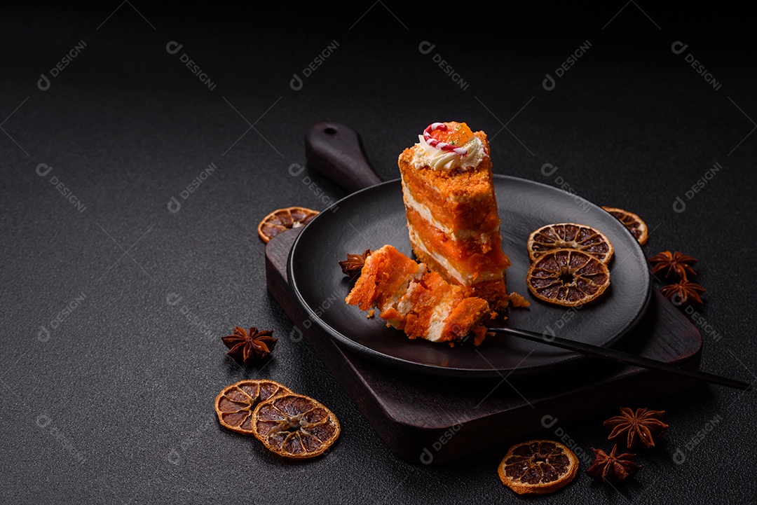 A imagem mostra uma fatia de cheesecake ou um bolo similar, decorado com frutas secas