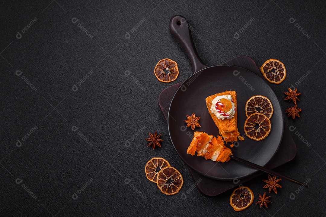 A imagem mostra uma fatia de torta de queijo (cheesecake), decorada com frutas