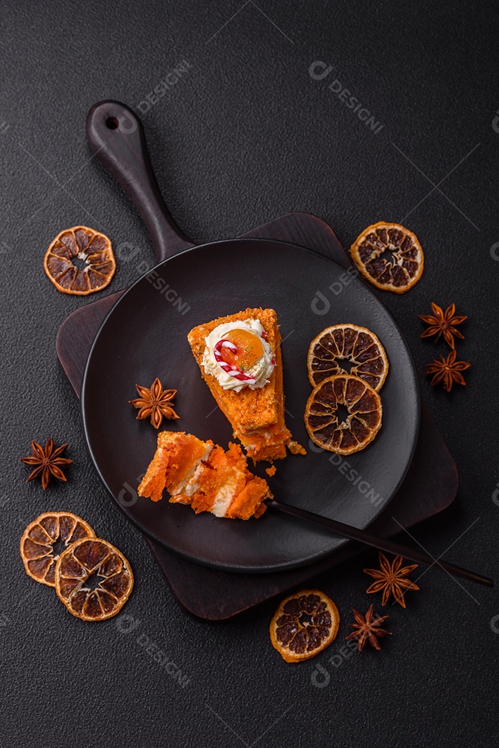 A imagem mostra uma fatia de torta de queijo (cheesecake), decorada com frutas