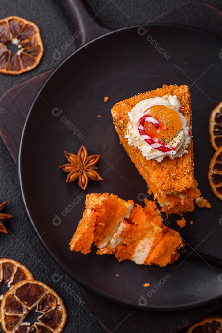 A imagem mostra uma fatia de cheesecake ou um bolo similar, decorado com frutas secas