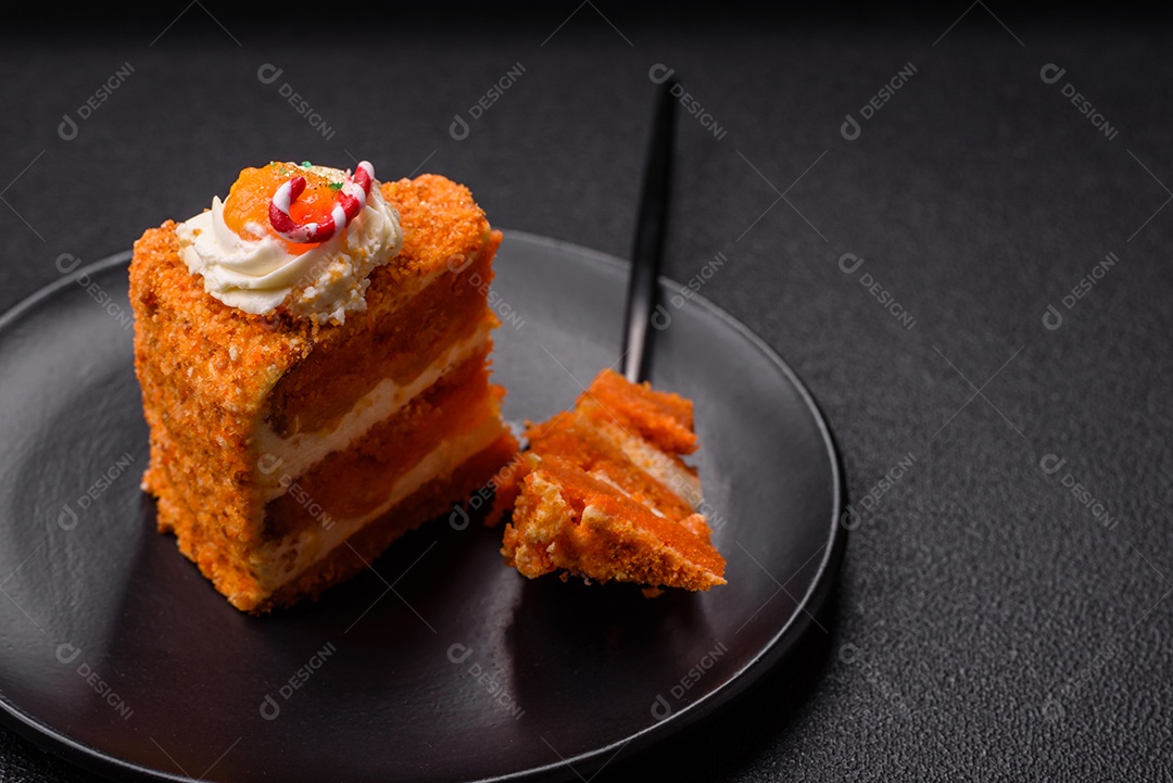 A imagem mostra uma fatia de cheesecake ou um bolo similar, decorado com frutas secas