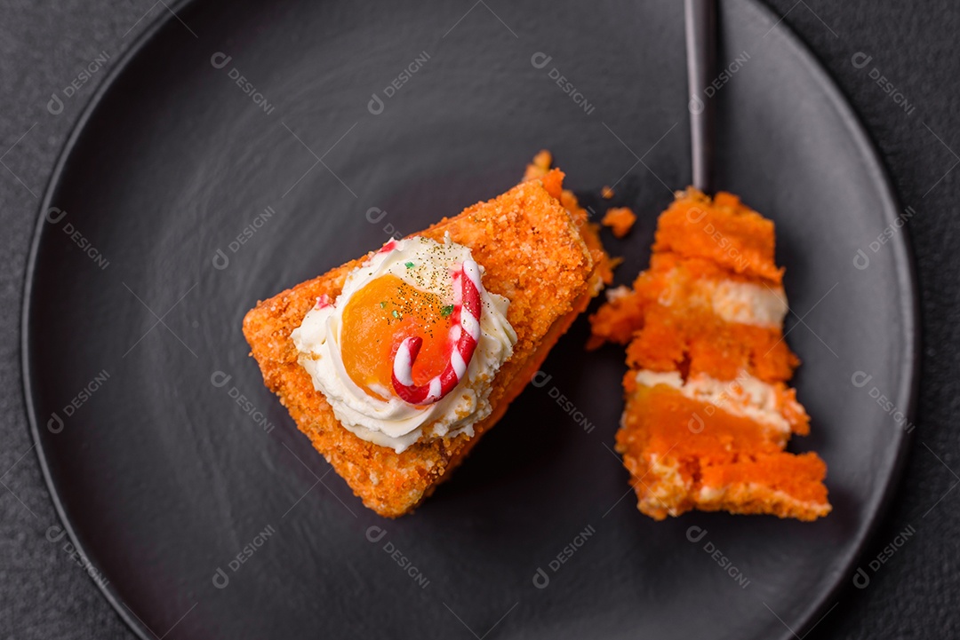 A imagem mostra uma fatia de cheesecake ou um bolo similar, decorado com frutas secas