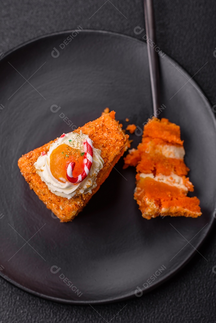 A imagem mostra uma fatia de cheesecake ou um bolo similar, decorado com frutas secas