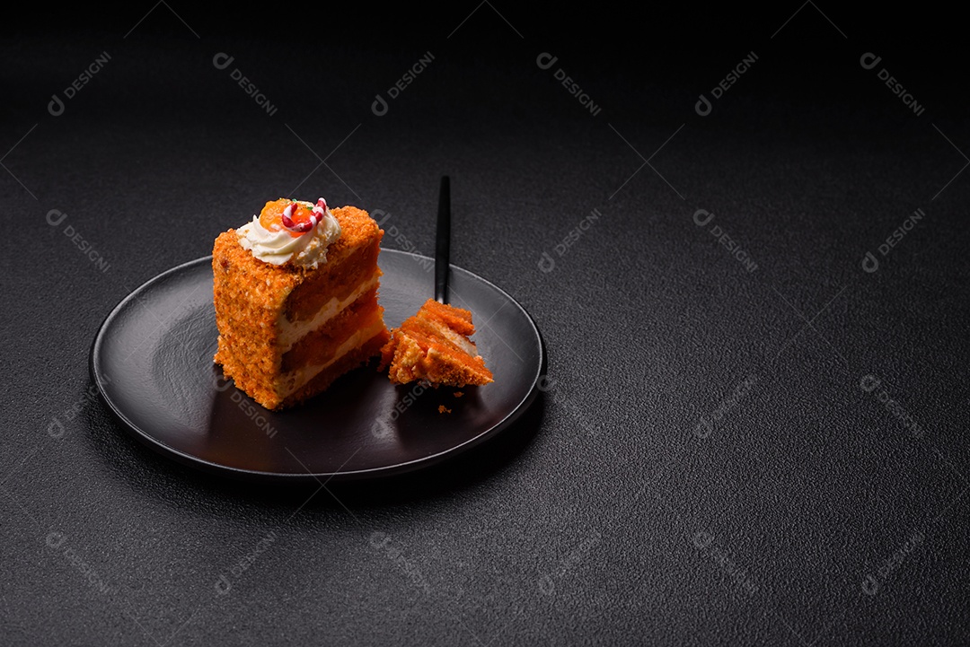 A imagem mostra uma fatia de cheesecake ou um bolo similar, decorado com frutas secas