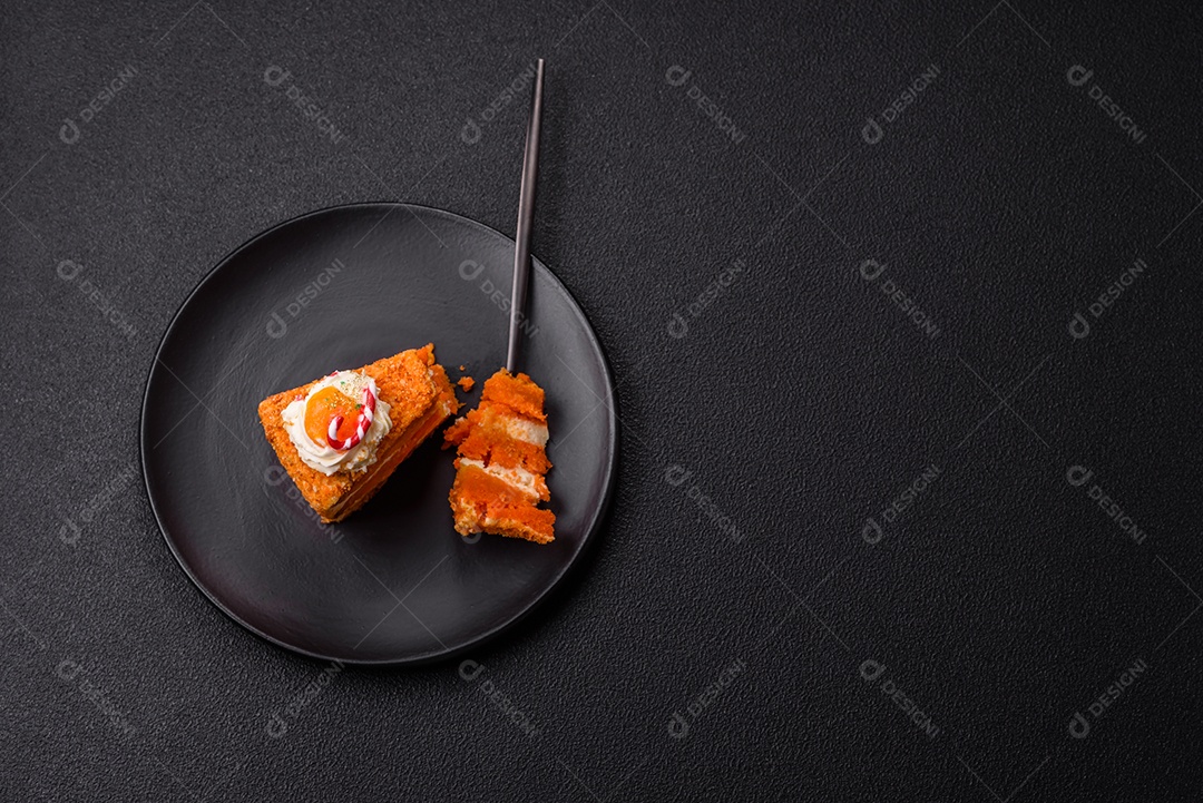 A imagem mostra uma fatia de cheesecake ou um bolo similar, decorado com frutas secas