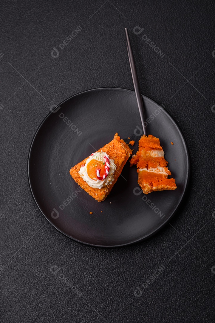 A imagem mostra uma fatia de cheesecake ou um bolo similar, decorado com frutas secas