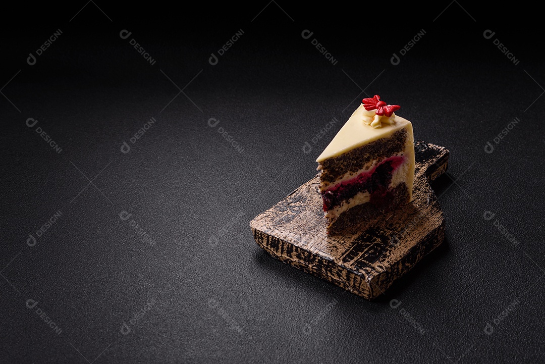 A imagem mostra uma fatia de cheesecake ou um bolo similar, decorado com frutas secas