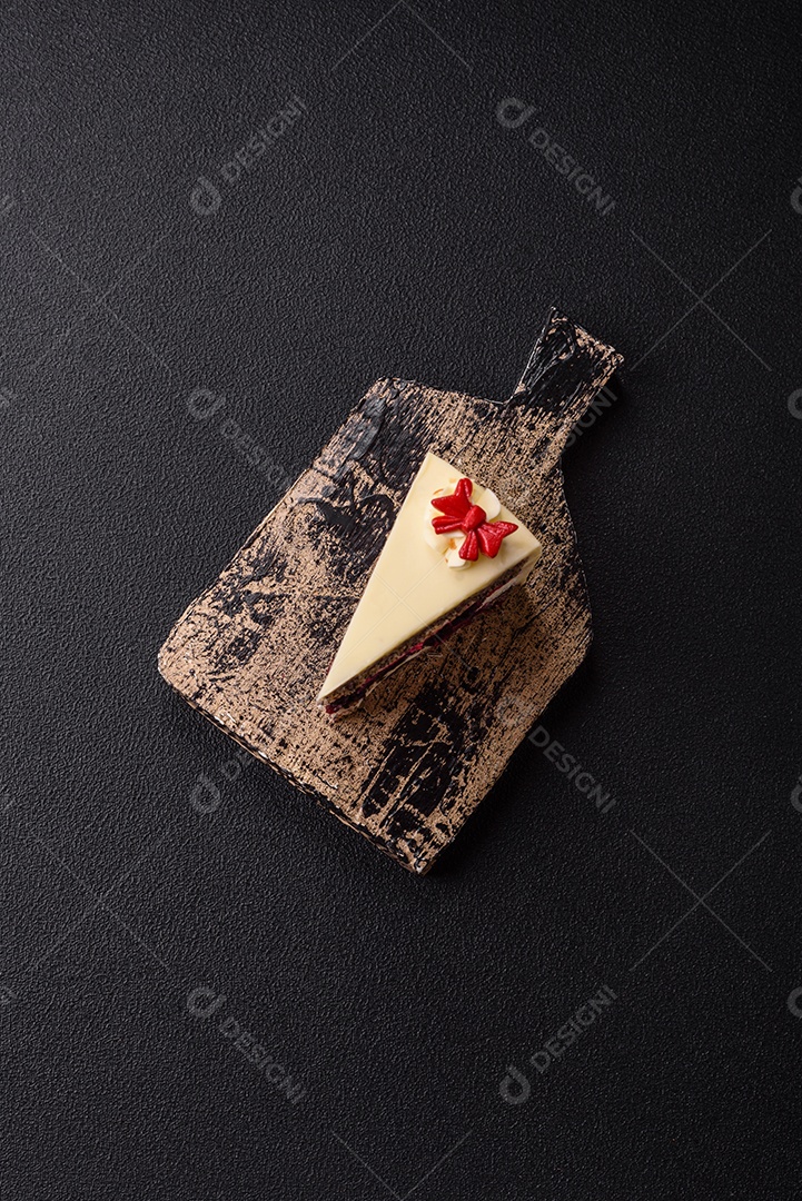 A imagem mostra uma fatia de cheesecake ou um bolo similar, decorado com frutas secas