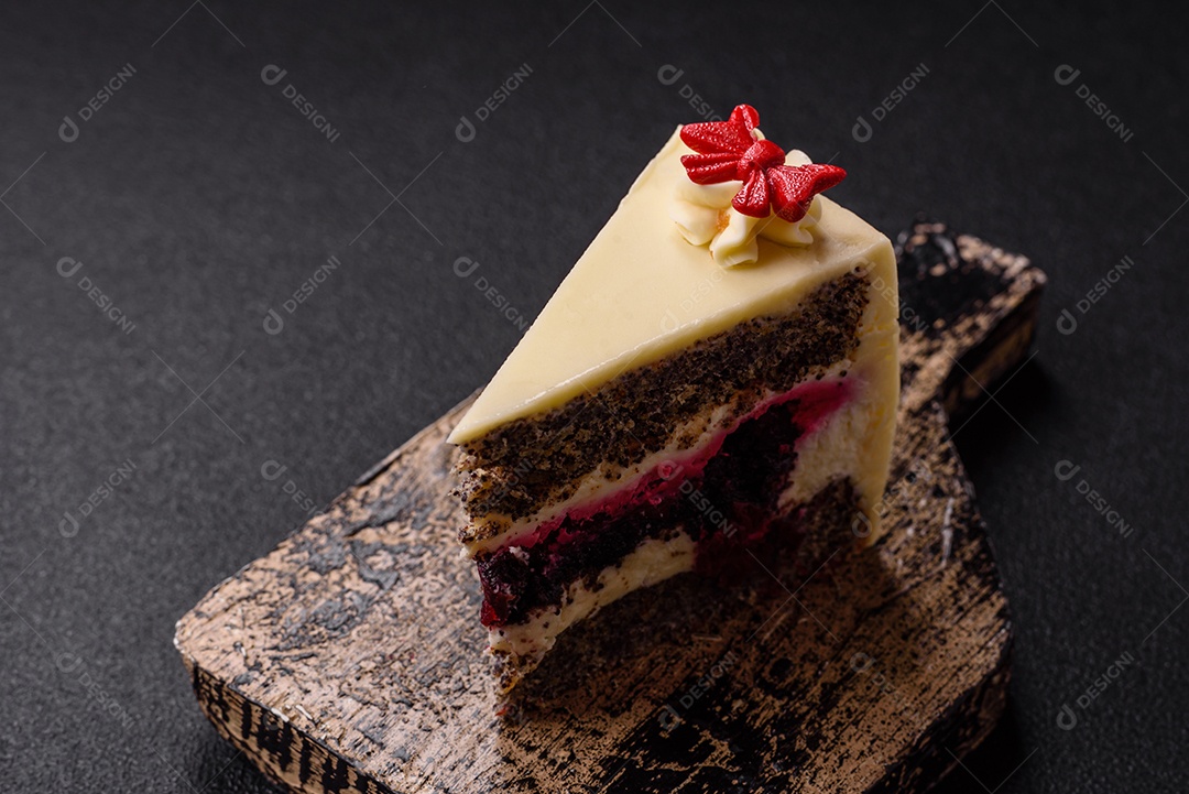 A imagem mostra uma fatia de cheesecake ou um bolo similar, decorado com frutas secas