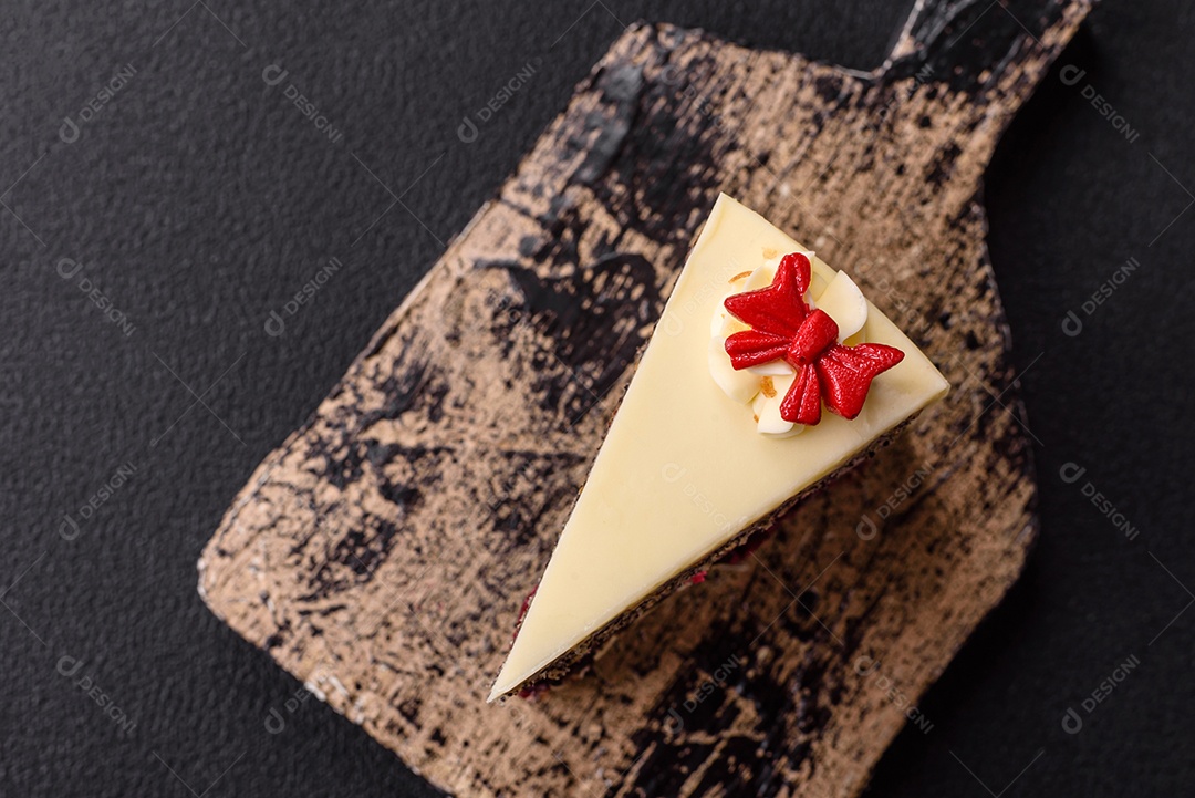 A imagem mostra uma fatia de cheesecake ou um bolo similar, decorado com frutas secas