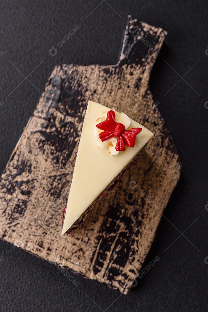 A imagem mostra uma fatia de cheesecake ou um bolo similar, decorado com frutas secas