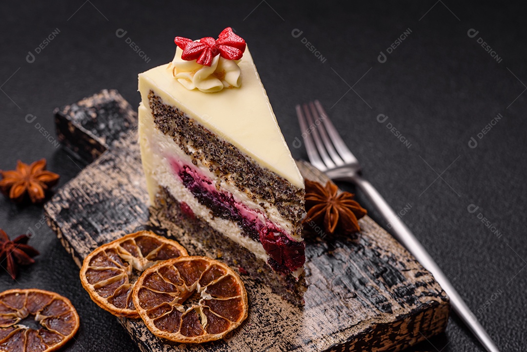 A imagem mostra uma fatia de torta de queijo (cheesecake), decorada com frutas