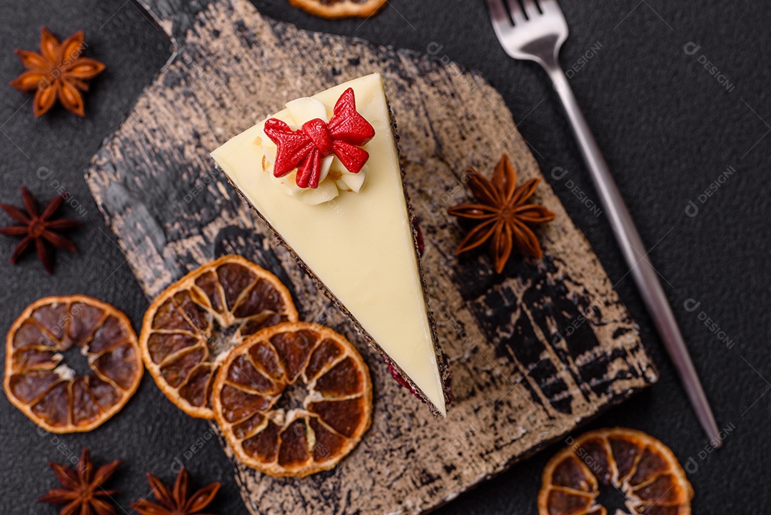 A imagem mostra uma fatia de torta de queijo (cheesecake), decorada com frutas