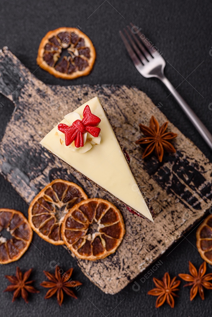 A imagem mostra uma fatia de torta de queijo (cheesecake), decorada com frutas