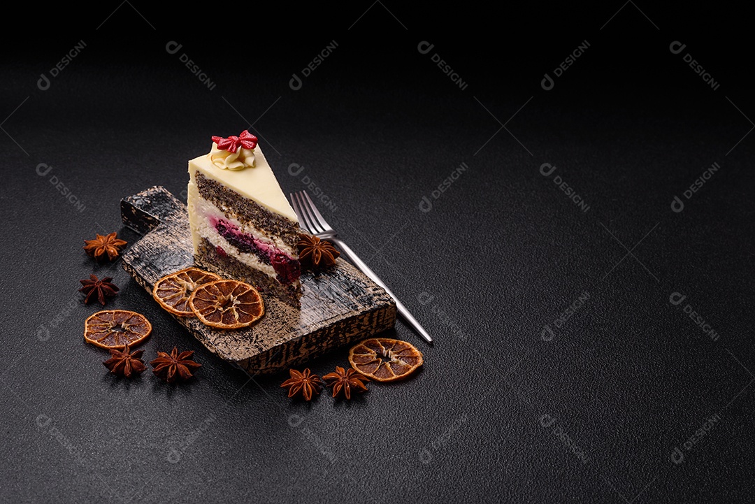 A imagem mostra uma fatia de torta de queijo (cheesecake), decorada com frutas