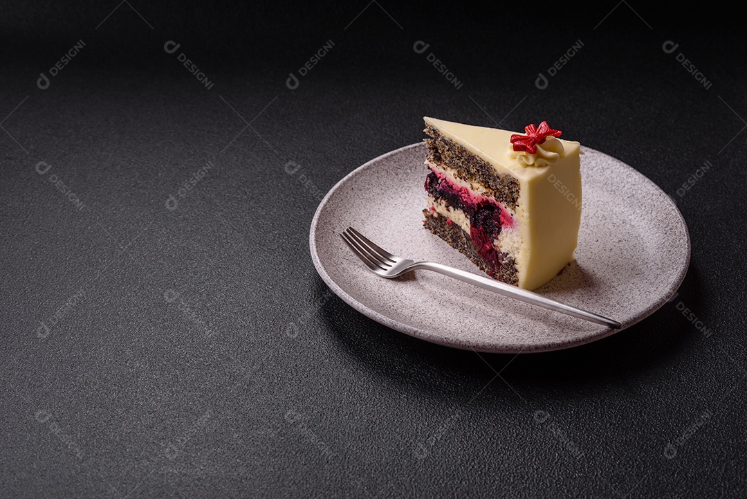 A imagem mostra uma fatia de torta de queijo (cheesecake), decorada com frutas