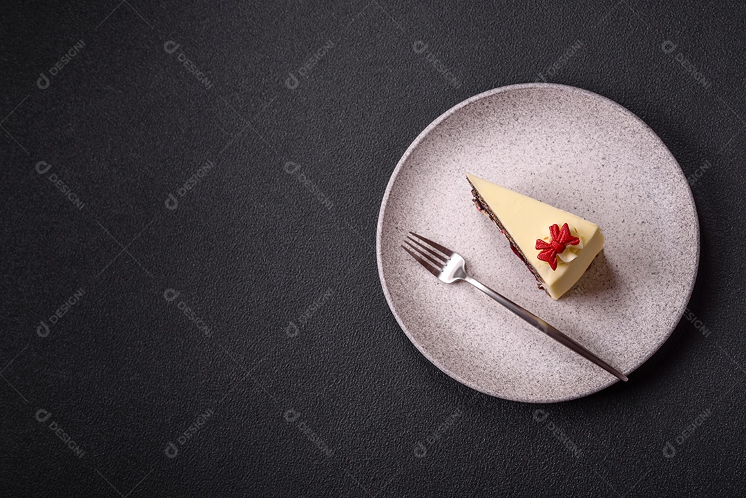 A imagem mostra uma fatia de torta de queijo (cheesecake), decorada com frutas