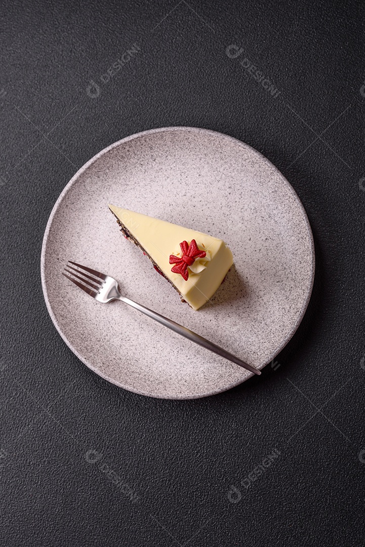 A imagem mostra uma fatia de torta de queijo (cheesecake), decorada com frutas