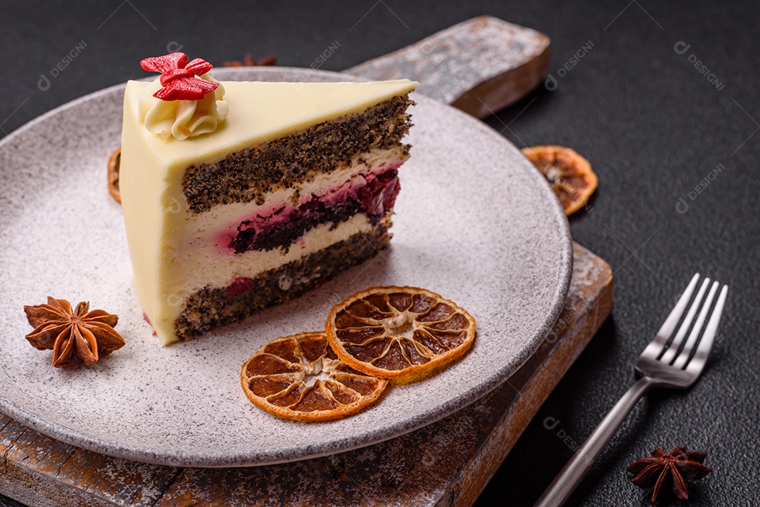 A imagem mostra uma fatia de torta de queijo (cheesecake), decorada com frutas