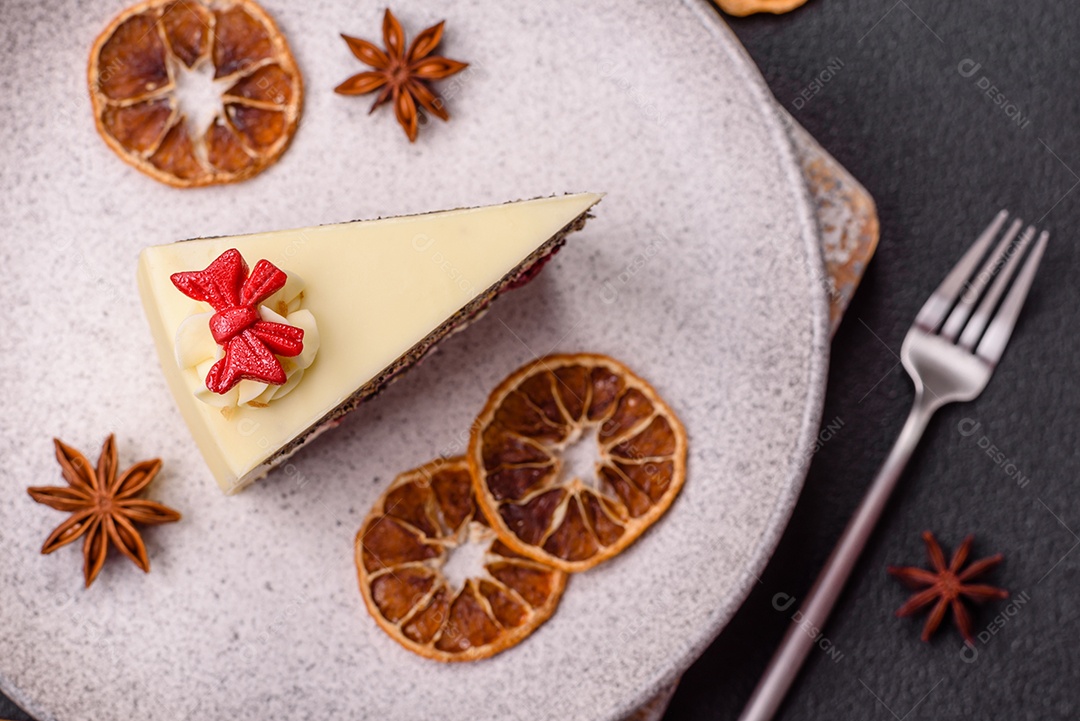 A imagem mostra uma fatia de cheesecake ou um bolo similar, decorado com frutas secas