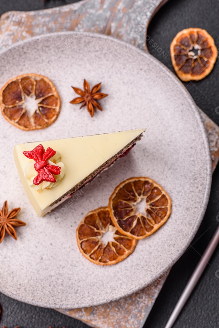 A imagem mostra uma fatia de cheesecake ou um bolo similar, decorado com frutas secas