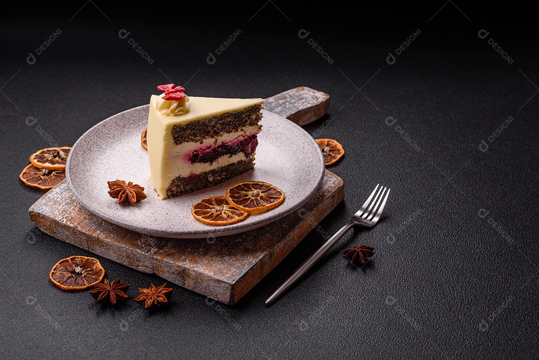 A imagem mostra uma fatia de torta de queijo (cheesecake), decorada com frutas
