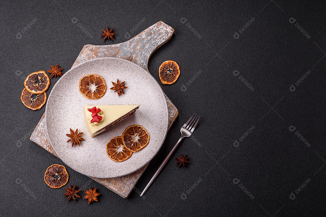 A imagem mostra uma fatia de torta de queijo (cheesecake), decorada com frutas