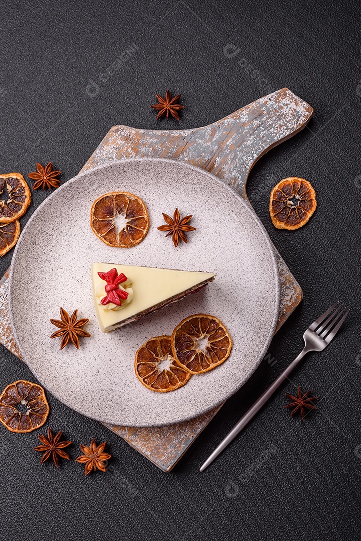 A imagem mostra uma fatia de torta de queijo (cheesecake), decorada com frutas