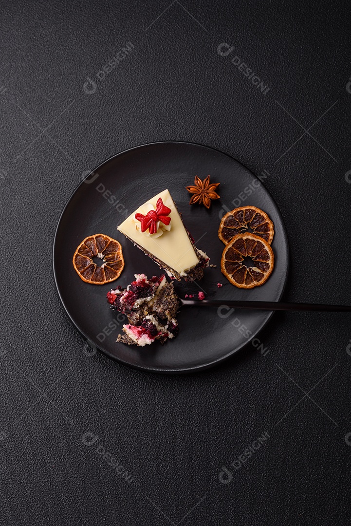 A imagem mostra uma fatia de torta de queijo (cheesecake), decorada com frutas