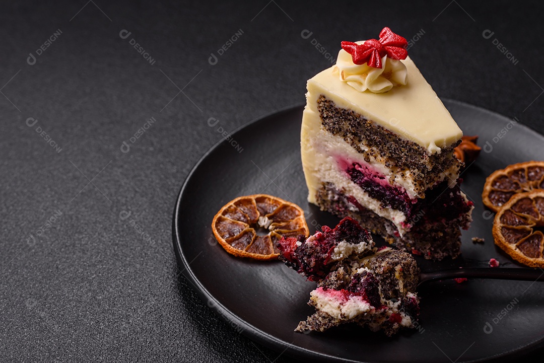 A imagem mostra uma fatia de cheesecake ou um bolo similar, decorado com frutas secas