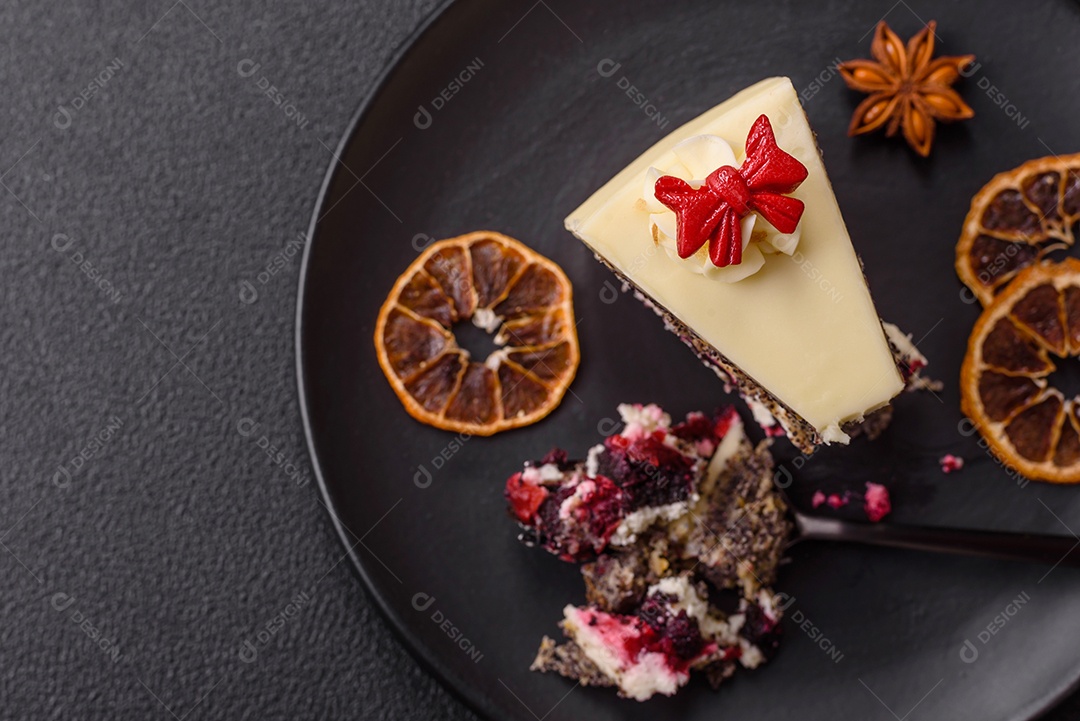 A imagem mostra uma fatia de cheesecake ou um bolo similar, decorado com frutas secas