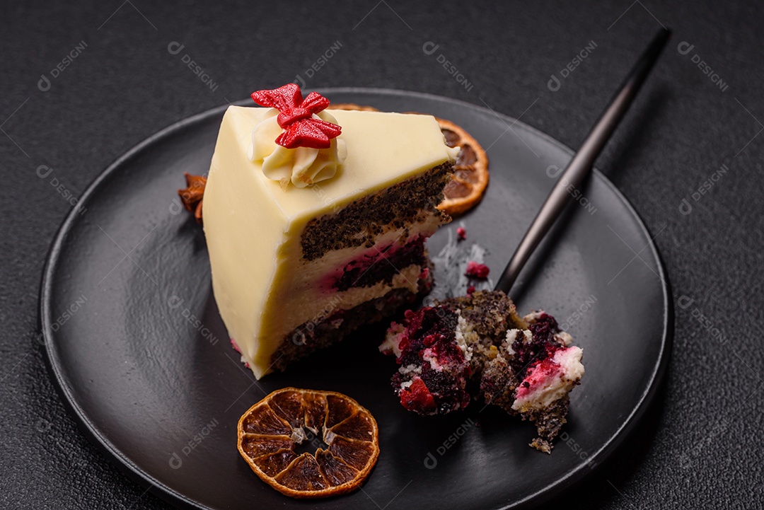 A imagem mostra uma fatia de cheesecake ou um bolo similar, decorado com frutas secas