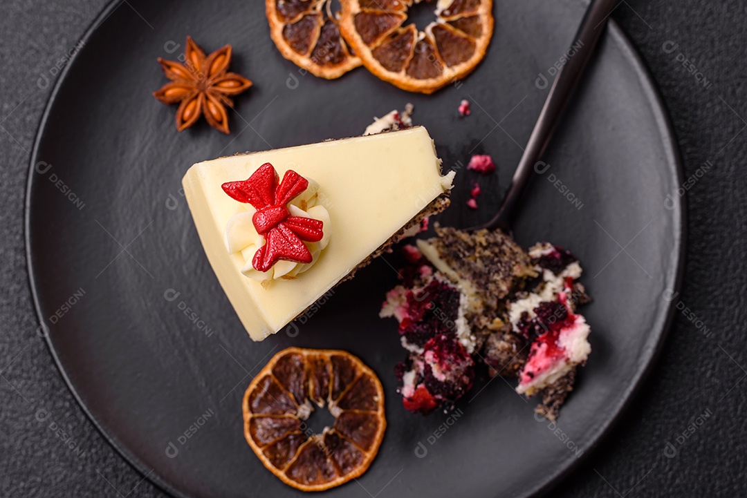 A imagem mostra uma fatia de cheesecake ou um bolo similar, decorado com frutas secas