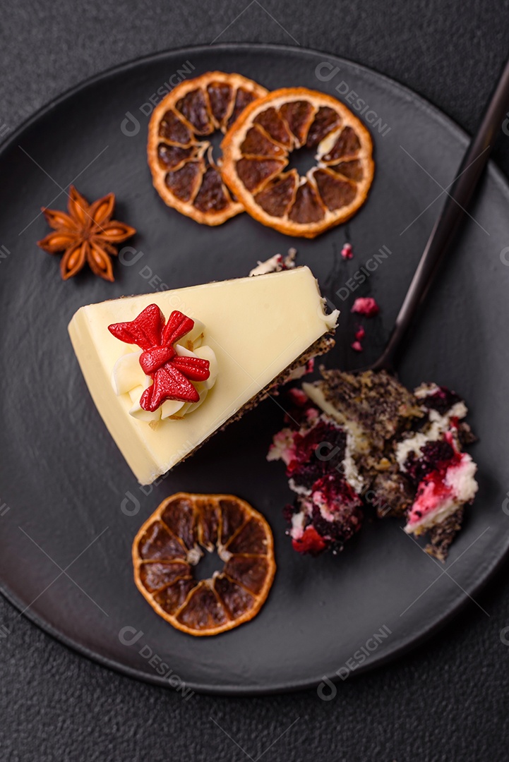 A imagem mostra uma fatia de cheesecake ou um bolo similar, decorado com frutas secas