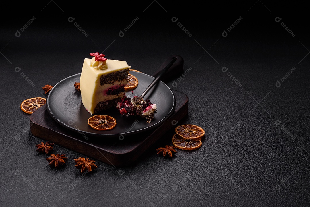 A imagem mostra uma fatia de cheesecake ou um bolo similar, decorado com frutas secas