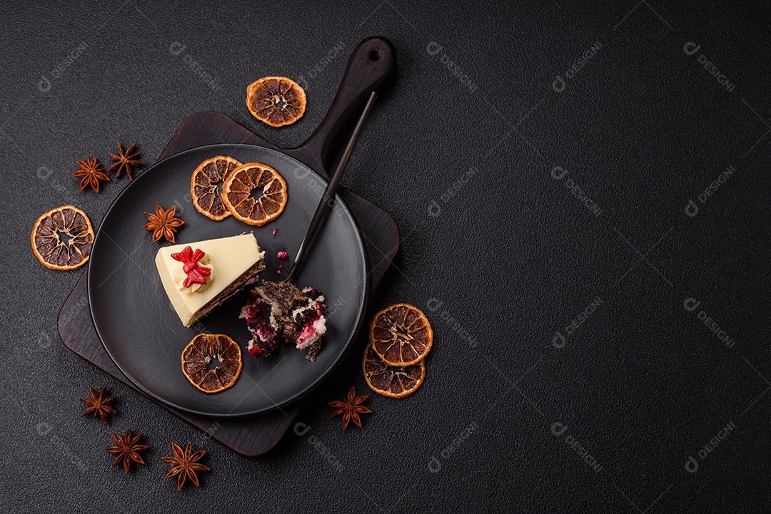 A imagem mostra uma fatia de cheesecake ou um bolo similar, decorado com frutas secas