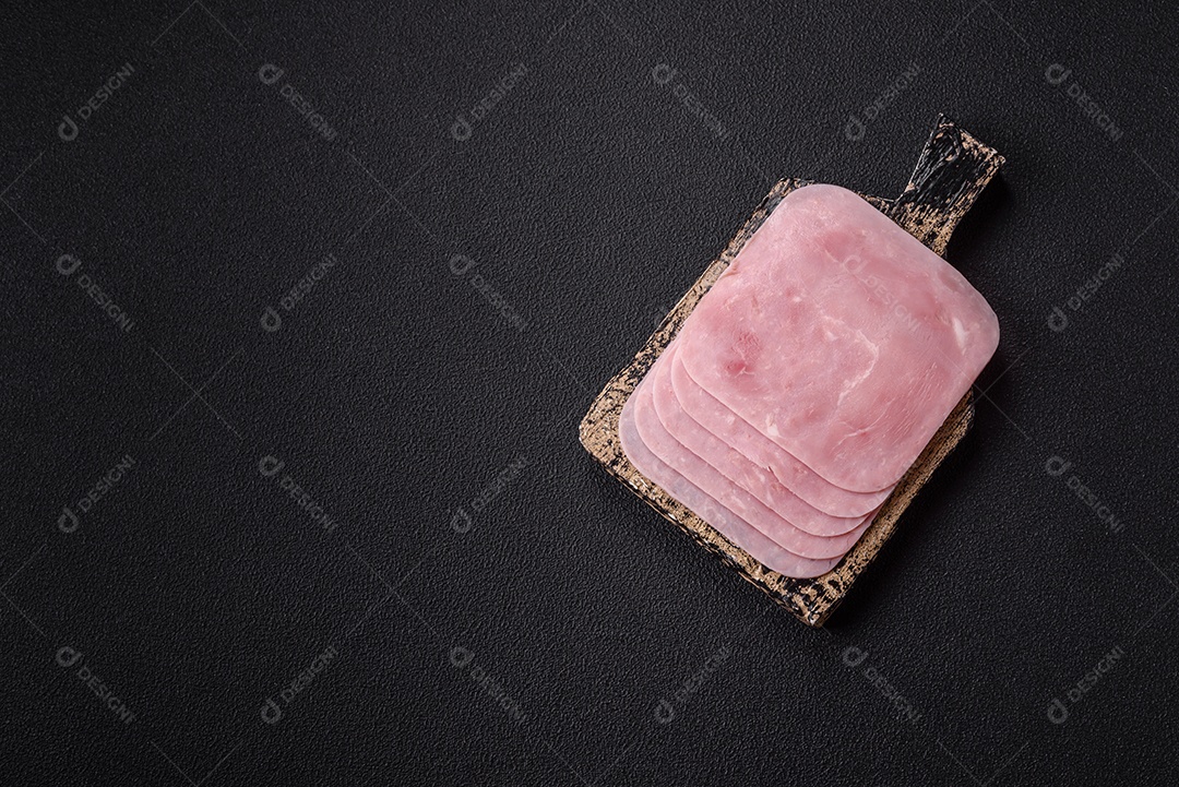 A imagem mostra fatias de presunto, que é um produto de charcutaria feito de carne de porco.