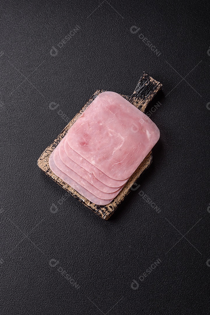 A imagem mostra fatias de presunto, que é um produto de charcutaria feito de carne de porco.