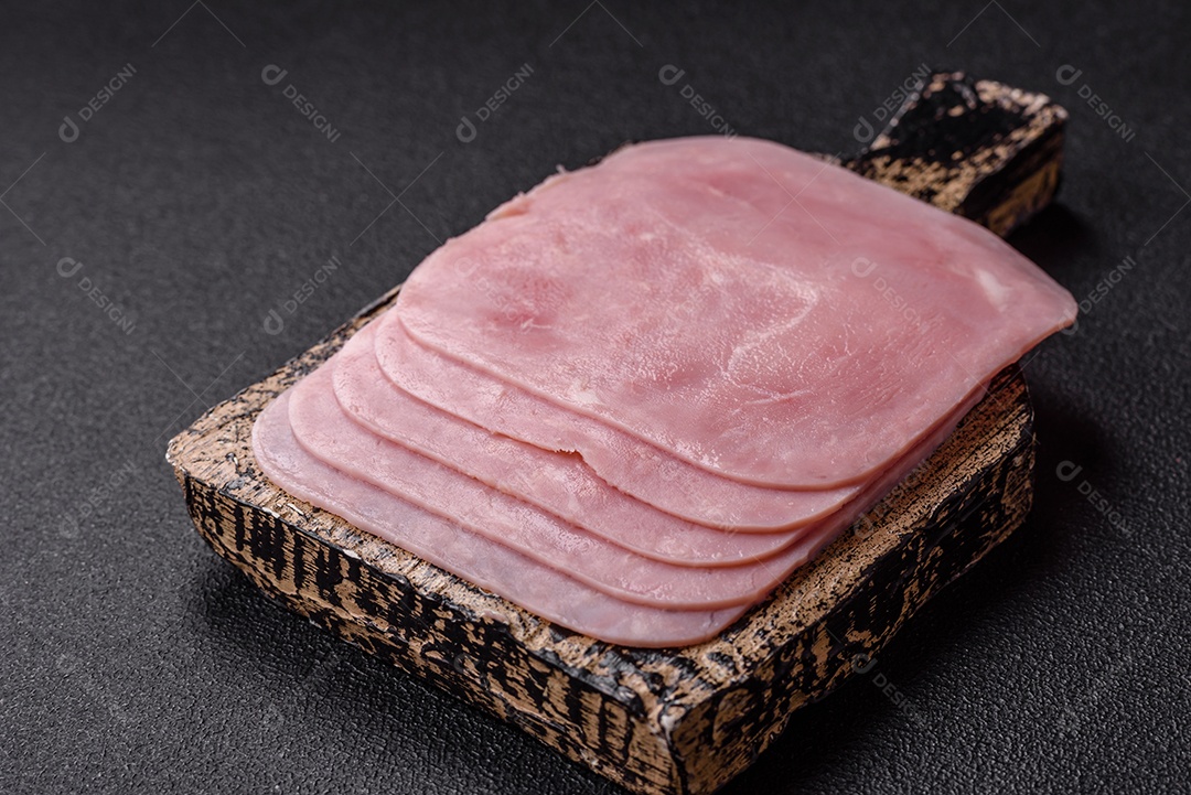 A imagem mostra fatias de presunto, que é um produto de charcutaria feito de carne de porco.