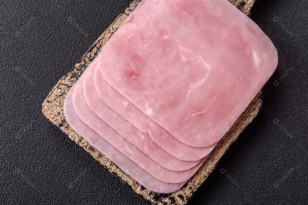 A imagem mostra fatias de presunto, que é um produto de charcutaria feito de carne de porco.