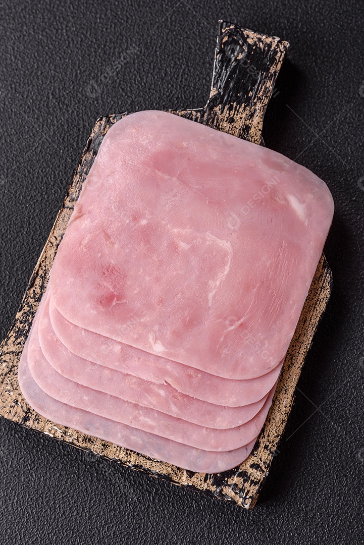 A imagem mostra fatias de presunto, que é um produto de charcutaria feito de carne de porco.