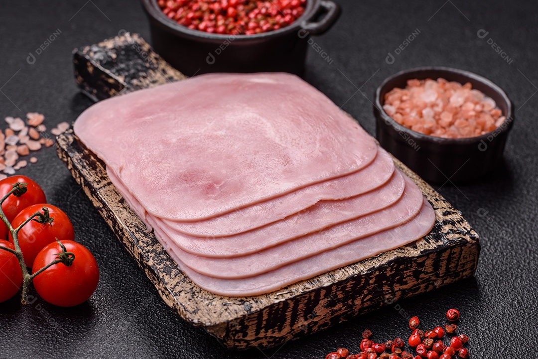 A imagem mostra fatias de presunto, que é um produto de charcutaria feito de carne de porco.