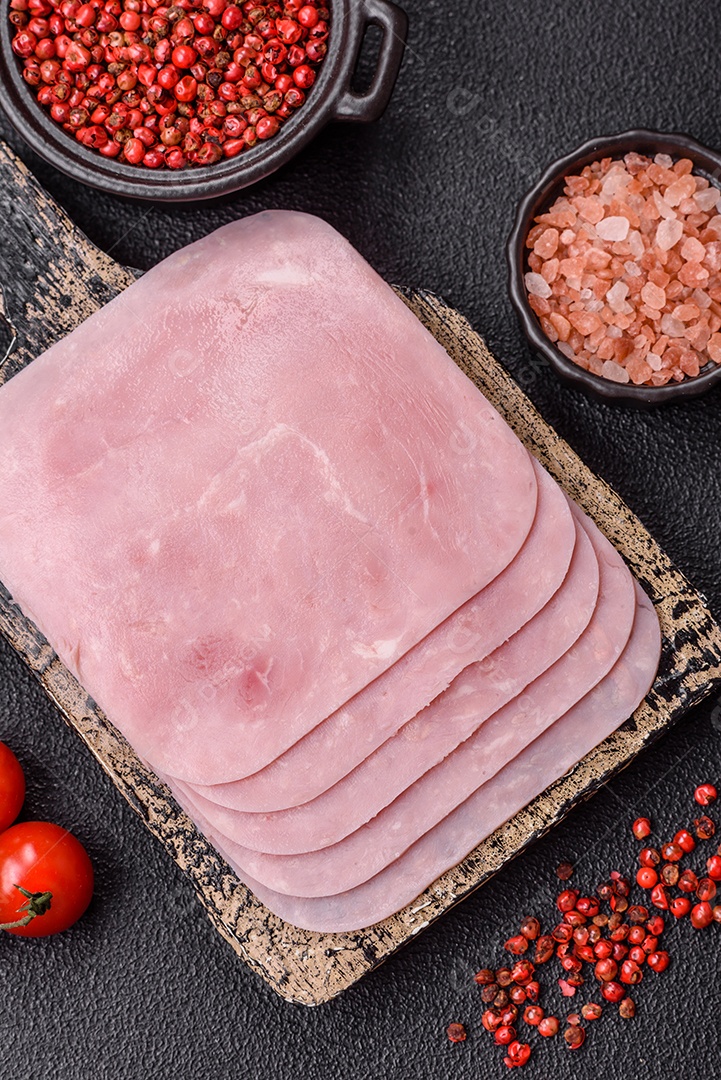 A imagem mostra fatias de presunto, que é um produto de charcutaria feito de carne de porco.