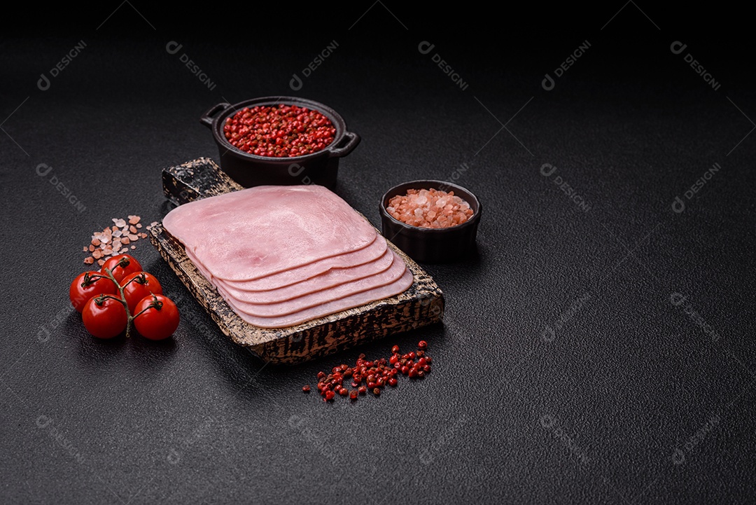 A imagem mostra fatias de presunto, que é um produto de charcutaria feito de carne de porco.