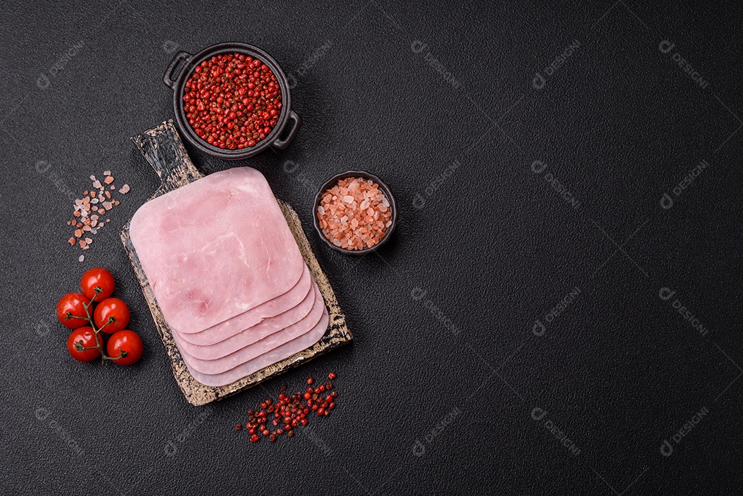 A imagem mostra fatias de presunto, que é um produto de charcutaria feito de carne de porco.